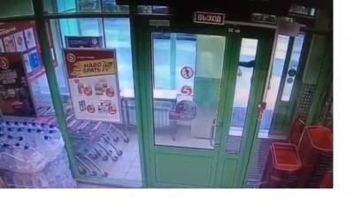 На Ланском шоссе грабители избили сумкой по голове продавца магазина - piter.tv - Санкт-Петербург