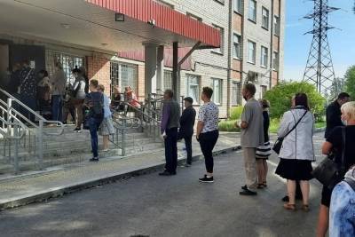 Очередь в псковскую поликлинику начинается ещё на улице - mk-pskov.ru - Псков