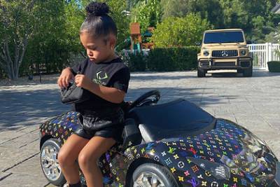 Ким Кардашьян - Louis Vuitton - Скотт Трэвис - Кайли Дженнер - Бывшую самую молодую миллиардершу осудили за фото дочери в копии Lamborghini - lenta.ru