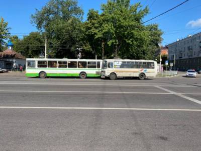 Три человека пострадали в столкновении маршрутных автобусов в Воронеже - moe-online.ru - Воронеж