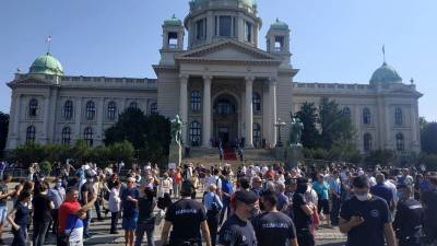 Сербская оппозиция вооружилась рогатками: пытается сорвать работу нового парламента - newdaynews.ru - Сербия - Белград