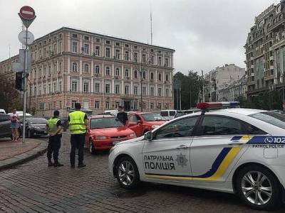 Владимир Зеленский - Антон Геращенко - В БЦ в столице Украины ворвался террорист с бомбой - rosbalt.ru - Украина - Киев - Луцк - Харьков