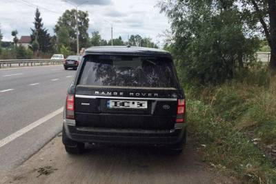 На Винничине водитель Range Rover бросил взятку в авто полицейских - real-vin.com - Винницкая обл.