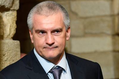 Сергей Аксенов - Глава Крыма заработал в три раза меньше жены - lenta.ru - Крым