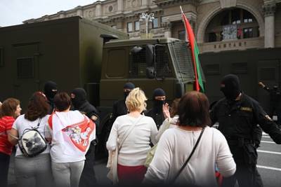 У здания КГБ в Минске протестующие отбили задержанных у силовиков - lenta.ru - Минск