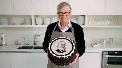 Вильям Гейтс - Уоррен Баффетт - Гейтс испек торт к 90-летию Баффетта - iz.ru - США
