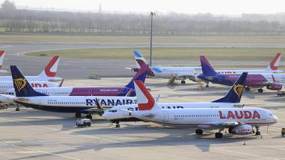 Двоих пассажиров задержали после посадки самолета в Лондоне - iz.ru - Австрия - Лондон - Вена - Эссекс