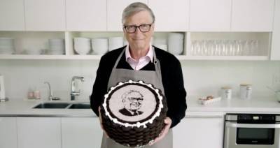 Вильям Гейтс - Уоррен Баффетт - Билл Гейтс испек торт по случаю юбилея Уоррена Баффетта - m24.ru
