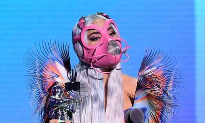 Чедвик Боузман - Леди Гага в ярких масках, Майли Сайрус на шаре и дань уважения Чедвику Боузману: как прошла премия MTV VMA - skuke.net - Нью-Йорк