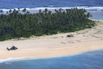 Троих моряков нашли на необитаемом острове благодаря надписи на песке - lenta.ru - Австралия - штат Гавайи - Канберра - Микронезия