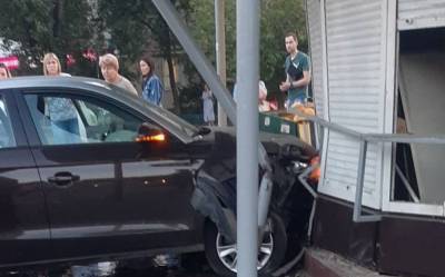 Автомобилистка влетела в кисок в Воронеже: пострадали женщина с ребёнком - moe-online.ru - Воронеж