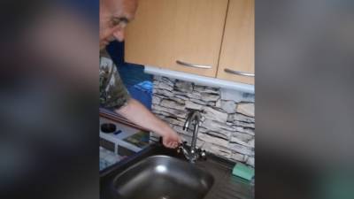 В уральском поселке люди вынуждены три недели жить без воды (ВИДЕО) - newdaynews.ru