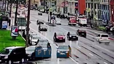 Видео: на проспекте Медиков на пешеходном переходе сбили человека - piter.tv