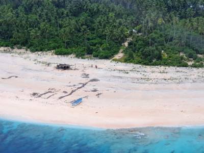 Морякам удалось спастись с необитаемого острова благодаря гигантской надписи SOS - golos.ua - США - Канберра - Гуам