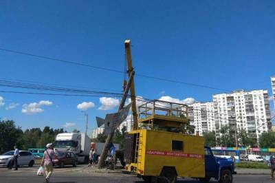 В Киеве перекрыли движение по одной из улиц из-за врезавшегося в столб экскаватора - newsone.ua - Украина - Киев