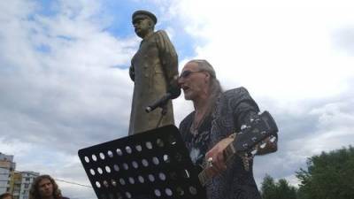 Иосиф Сталин - Никита Джигурда - «Быть добру на Бору!»: Никита Джигурда выступил в Нижегородской области возле памятника Сталину - argumenti.ru - Нижегородская обл. - Бор