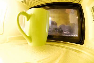 Ученые выяснили, почему чай из микроволновки невкусный - vm.ru