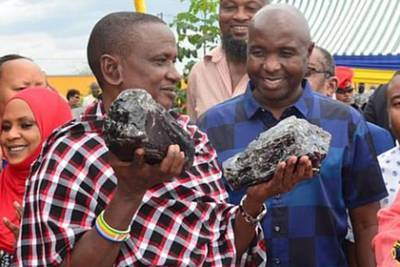 Джон Магуфули - Шахтер нашел еще один редчайший драгоценный камень и стал мультимиллионером - lenta.ru - Танзания