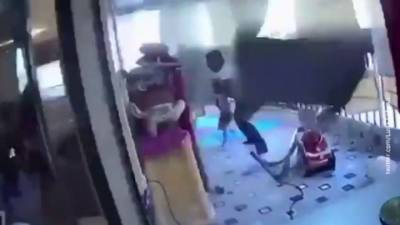 Бежать и прятать детей: реакцию ливанцев на взрыв записали видеокамеры - vesti.ru - Ливан - Бейрут