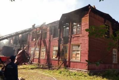 Псковичи поделились снимками старейшей школы, в которой сегодня вспыхнул пожар - mk-pskov.ru - район Псковский