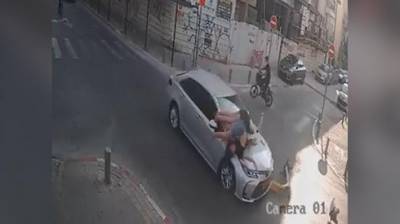 Видео: машина сбила двух девушек на самокате в Тель-Авиве - vesty.co.il - Тель-Авив