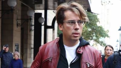 Алла Пугачева - Максим Галкин - Помолодевший Галкин впервые оседлал железного коня во дворе своего замка - 5-tv.ru
