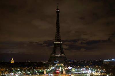 Освещение Эйфелевой башни погасили в память о жертвах взрыва в Бейруте - gazeta.ru - Париж - Ливан - Бейрут - Paris