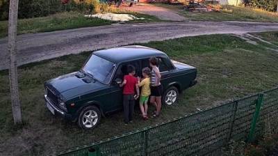 Глас народа | В Кузнецке ребенок залез на автомобиль и повредил его - penzainform.ru - Кузнецк