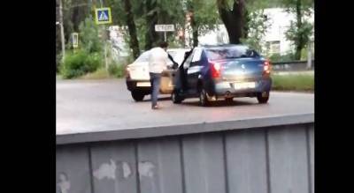 Разбил стекло одним ударом: ярославцы обсуждают дорожный скандал - progorod76.ru - Ярославль