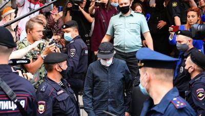 Дмитрий Свищев - Депутат Госдумы просит проверить, нарушил ли Ефремов условия домашнего ареста - gazeta.ru - Москва