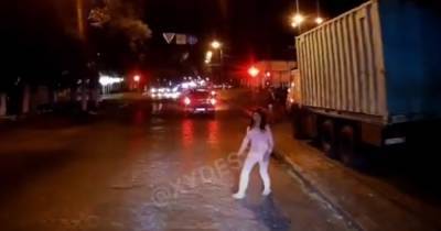 Молодая одесситка бросалась под колеса авто: момент попал на видео - odessa.politeka.net - Одесса