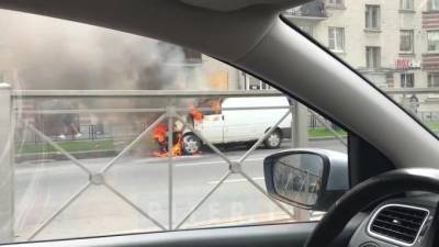 Видео: на Заневском проспекте загорелся микроавтобус - piter.tv - Санкт-Петербург