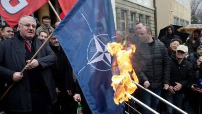Альянс «агрессоров и преступников»: в Белграде жгут флаги НАТО - newdaynews.ru - Сербия - Белград