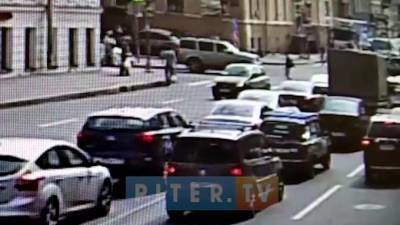 Видео: легковой автомобиль сбил двух пешеходов на Кадетской линии - piter.tv - Санкт-Петербург