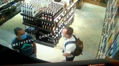 В Днепре активизировались "воры-сомелье", кадры: "Выносят из помещения..." - dnepr.politeka.net - Днепр