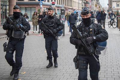 Захвативший заложников в банке во Франции мужчина сдался полиции - lenta.ru - Франция - Палестина - Гавр