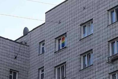 Флаг ЛГБТ убрали из окна новосибирского общежития - novos.mk.ru - Россия