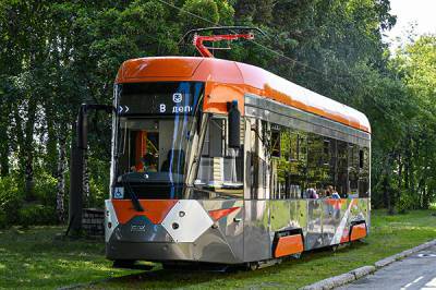 Александр Потапов - Владислав Пинаев - Потапов и Пинаев в Нижнем Тагиле протестировали новый низкопольный трамвай модели 71-415 - nakanune.ru