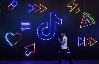 Трамп подписал указы об угрозе от TikTok и WeСhat - rtvi.com - Китай - США