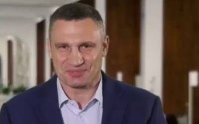 Виталий Кличко - Кличко “пилит” бюджетные деньги, пока дороги в Киеве латают “переносным асфальтом”, - эксперт - kiev.politeka.net - Киев