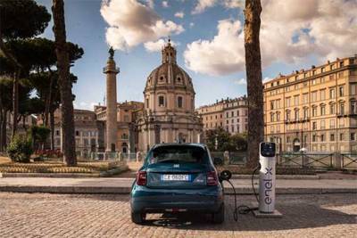 Менее дорогой электромобиль Fiat New 500 ожидается в октябре - newsland.com - Италия