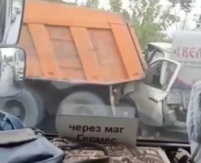 В Кузбассе ДТП с тремя грузовиками сняли на видео - gazeta.a42.ru - Россия - Кемеровская обл.