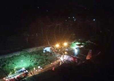Пассажирский самолет развалился на части при посадке в Индии - m24.ru - Индия - штат Керала - Кожикод