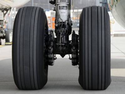 Лайнер Air India выкатился за полосу и переломился надвое (фото) - rosbalt.ru - Индия - Эмираты - Dubai
