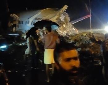 В Индии самолет развалился на две части при посадке. Есть пострадавшие - znak.com - Индия - Кожикод