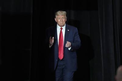 Дональд Трамп - Трамп нанес мощный удар по китайским компаниям - lenta.ru - США - Гонконг