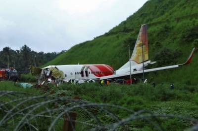 В Индии на месте жесткой посадки самолета обнаружены бортовые самописцы - aif.ru - Индия - Кожикод