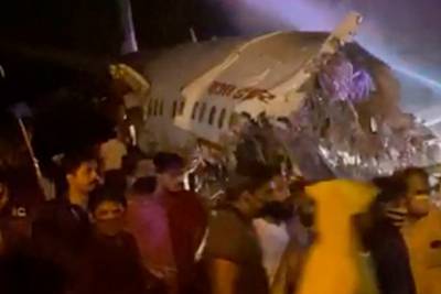 На месте крушения самолета в Индии обнаружили черные ящики - lenta.ru - Индия - Кожикод