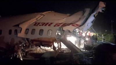 Авиакатастрофа в Индии: 18 погибших, обнаружены "черные ящики" - bbc.com - Индия - Кожикод