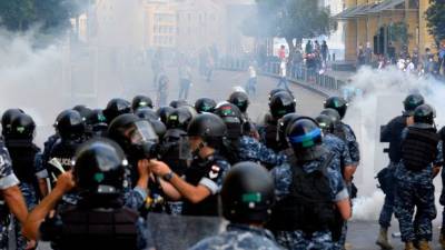 В Бейруте протестующие захватывают правительственные здания, число пострадавших растет - 5-tv.ru - Россия - Ливан - Бейрут - Протесты